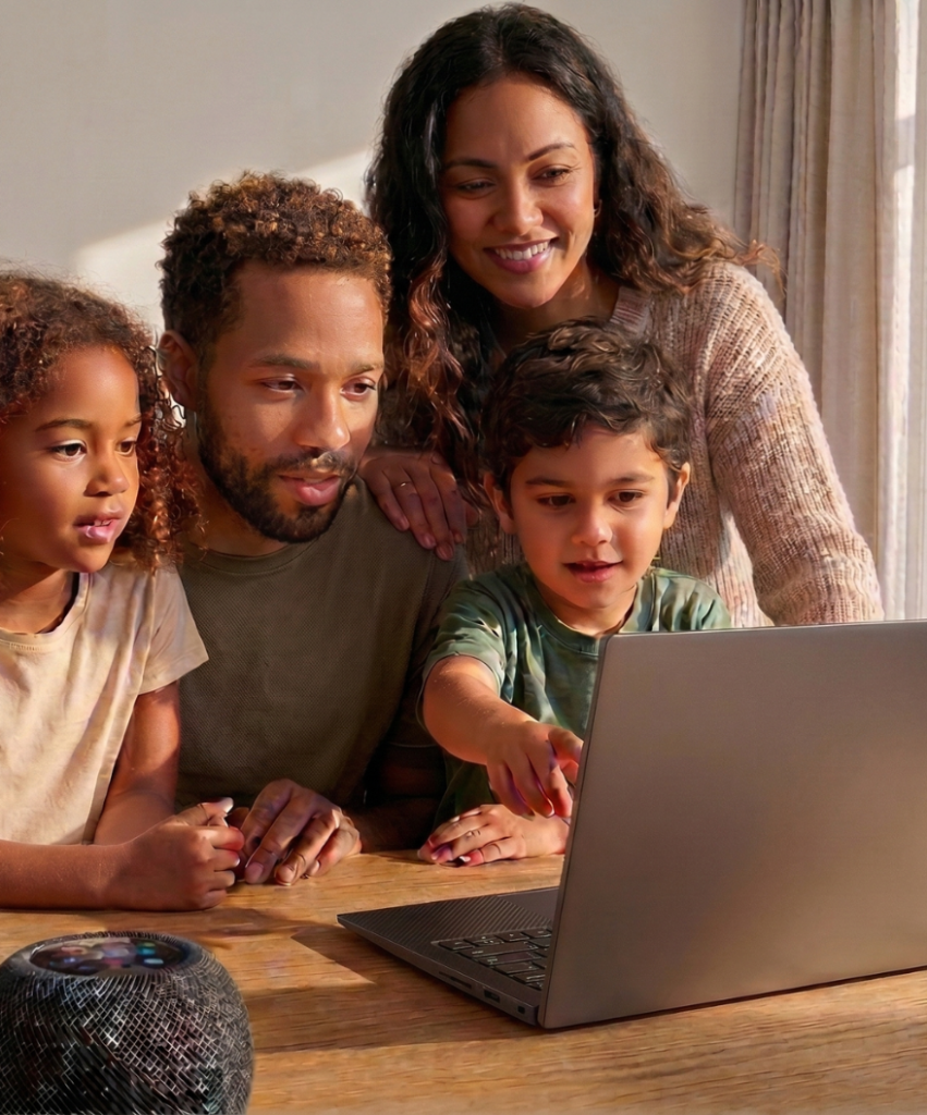 Famille utilisant un ordinateur reconditionné – FAQ Nevolit près de Lyon