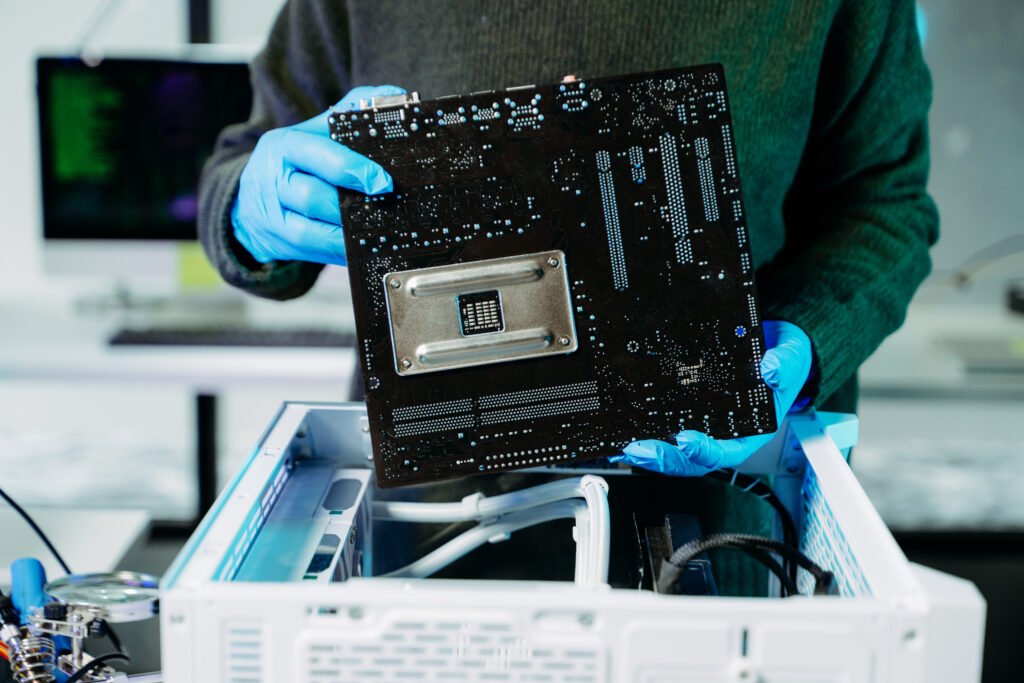 Technicien installant un processeur sur une carte mère – reconditionnement informatique Nevolit près de Lyon